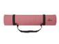 Un tapis de yoga rose de Crivit avec une sangle noire.