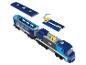 Un train LEGO bleu avec une locomotive et un wagon.