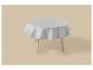 Table ronde avec nappe en plastique blanche sur fond beige