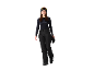 Femme en tenue de ski noire, comprenant un haut à manches longues, un pantalon de ski, des chaussures de ski et des lunettes.