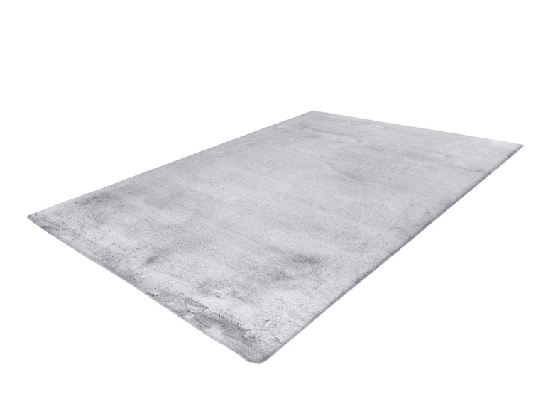 Un tapis gris avec une texture douce et pelucheuse.