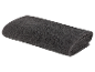 Une serviette de bain gris foncé pliée sur un fond blanc.