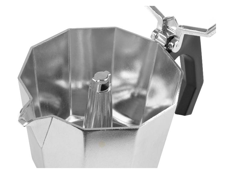 Une cafetière en aluminium avec une poignée noire.