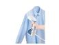 Un fer à vapeur est utilisé pour repasser une chemise bleue.