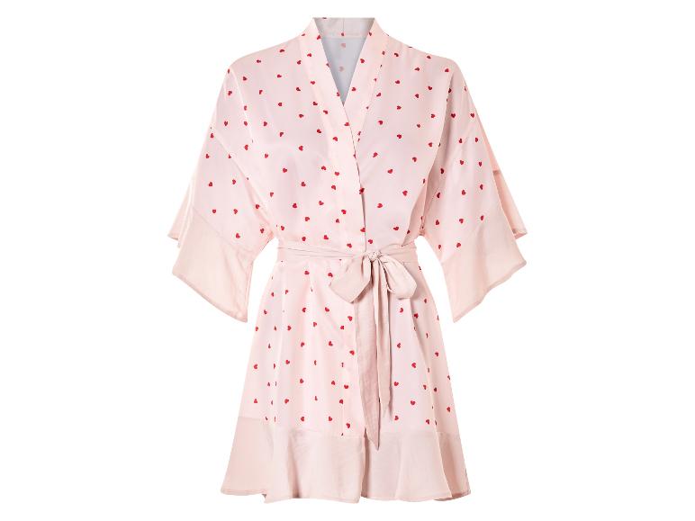 Un kimono rose avec des cœurs rouges