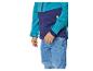 Enfant en veste softshell bleue et turquoise et jean bleu.