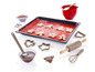 Moules à pâtisserie, biscuits, bol à pâte, rouleau à pâtisserie et spatule pour la cuisson.