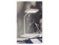 Lampe de bureau LED blanche LIVARNO home sur une table de travail.