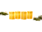 Quatre bougies LED dorées avec des branches de pin et des ornements de Noël.