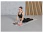 Une femme pratiquant le yoga sur un tapis avec des blocs de yoga.