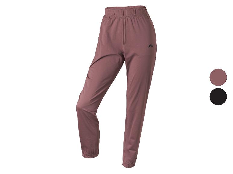 Un pantalon de sport marron-rouge foncé avec une taille et des chevilles élastiques.