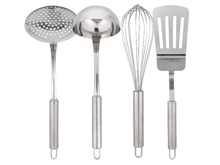 Ensemble d'ustensiles de cuisine en acier inoxydable, comprenant une écumoire, une louche, un fouet et une spatule.