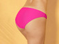 Une femme porte le bas d'un bikini rose.
