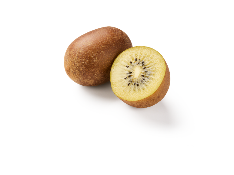 Deux kiwis dorés, un entier et un coupé en deux, sur fond blanc.