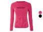 Un pull rose en tricot à manches longues et un col dégagé.