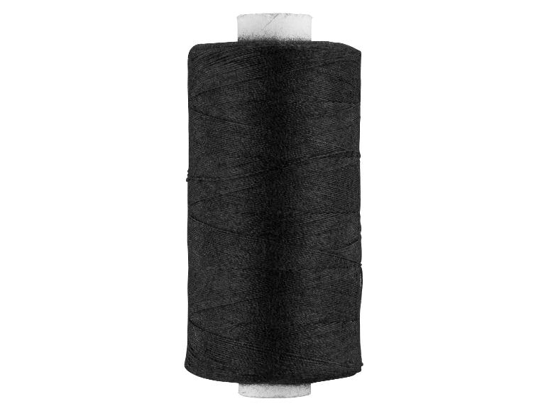 Bobine de fil noir sur fond blanc