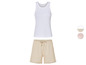 Un débardeur blanc et un short beige