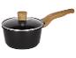 Casserole noire avec manche en bois et couvercle en verre avec bouton en bois