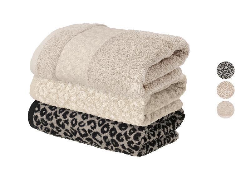 Serviettes empilées à imprimé léopard en beige et noir