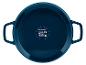 Cocotte bleu foncé avec poignées, compatible avec diverses plaques de cuisson et lavable au lave-vaisselle.