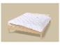 Un protège-matelas matelassé blanc sur un lit à cadre en bois.