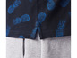 Un t-shirt bleu marine à motif ananas et un pantalon gris.