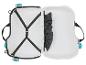 Valise blanche ouverte avec sangles intérieures et un sac noir à l'intérieur.