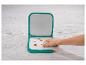 Nettoyer un tableau blanc et un carnet de dessin pour enfants.