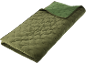 Couverture matelassée vert olive avec bordure verte, pliée sur fond noir.