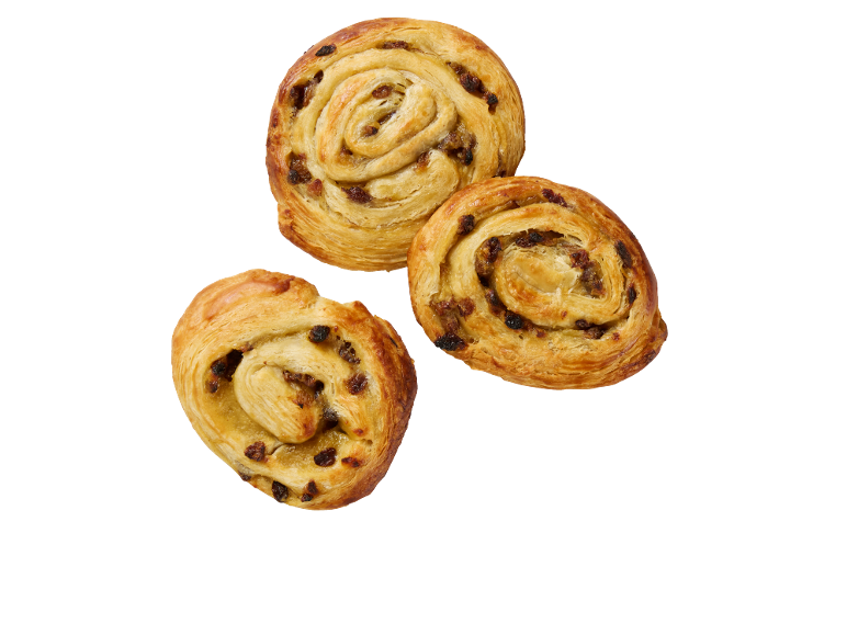 Trois escargots aux raisins dorés et roulés sur fond noir.
