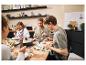 Une famille savoure un repas fait maison dans une cuisine moderne.