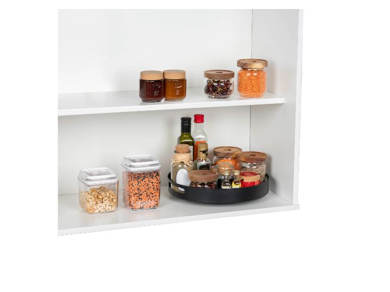 Étagères de cuisine blanches avec bocaux en verre, épices, huiles et contenants alimentaires.