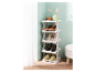 Range-chaussures à cinq niveaux avec des chaussures pour femmes et des baskets.