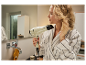 Une femme utilise un sèche-cheveux Cien Beauty dans sa salle de bain.