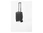 Valise de voyage noire avec poignée télescopique et quatre roulettes.