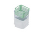 Un panier en plastique vert sur une boîte de rangement transparente.