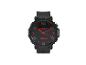 Une montre digitale noire avec des accents rouges.