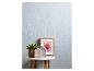 Objets décoratifs sur une table : une plante succulente, des maisons rose et grise, un cadre photo.