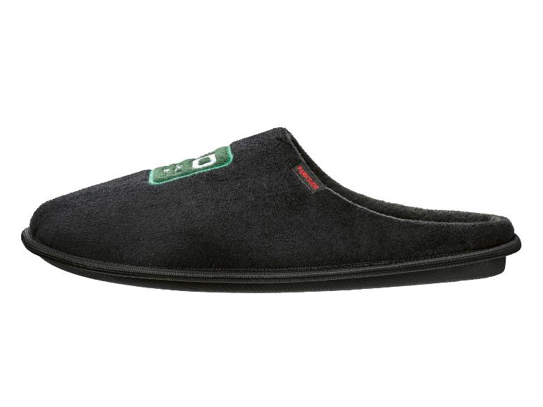 Chausson noir avec un logo vert et blanc brodé