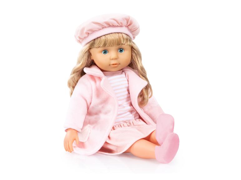 Poupée aux cheveux blonds et aux yeux bleus vêtue de rose avec un chapeau