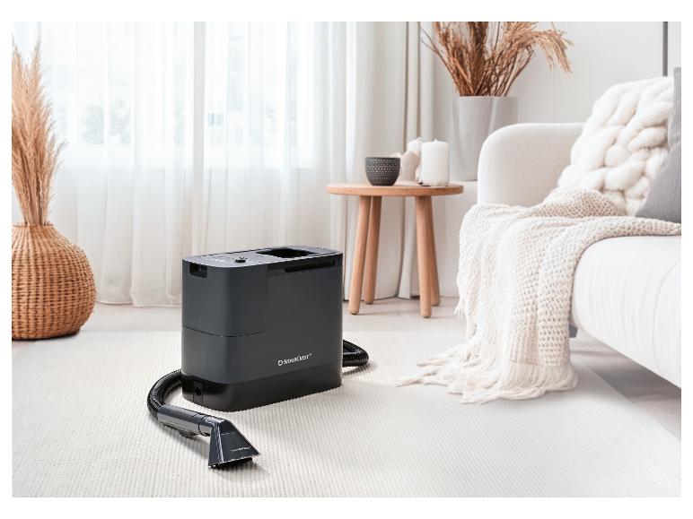 Nettoyeur de tapis SilverCrest dans un salon avec un tapis blanc et un canapé.