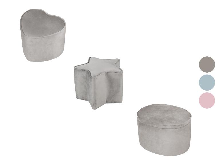 Trois poufs en velours gris en forme de cœur, d'étoile et d'ovale, avec des échantillons de couleurs.