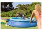 Piscine gonflable, jeux aquatiques et maillots de bain, été ensoleillé.