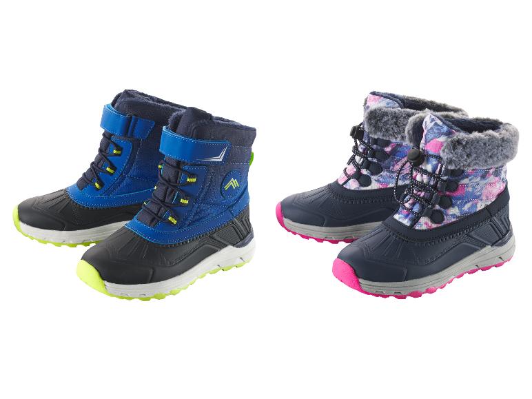 Deux paires de bottes d'hiver pour enfants: bleues avec des accents jaune fluo et bleu marine à motif floral rose.
