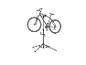 Un vélo suspendu à un support de réparation avec des outils.