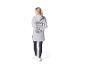 Une femme porte un sweat-shirt gris avec Mickey Mouse et un legging noir.