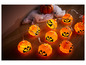 Une guirlande lumineuse avec des formes de citrouille orange pour Halloween.