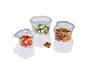 Zucchini, tomates cerises et riz aux haricots rouges dans des contenants alimentaires en verre.