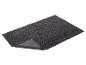Tapis de bain gris foncé, texture douce.