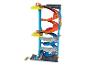 Piste de course Hot Wheels à plusieurs niveaux avec voitures jouets.